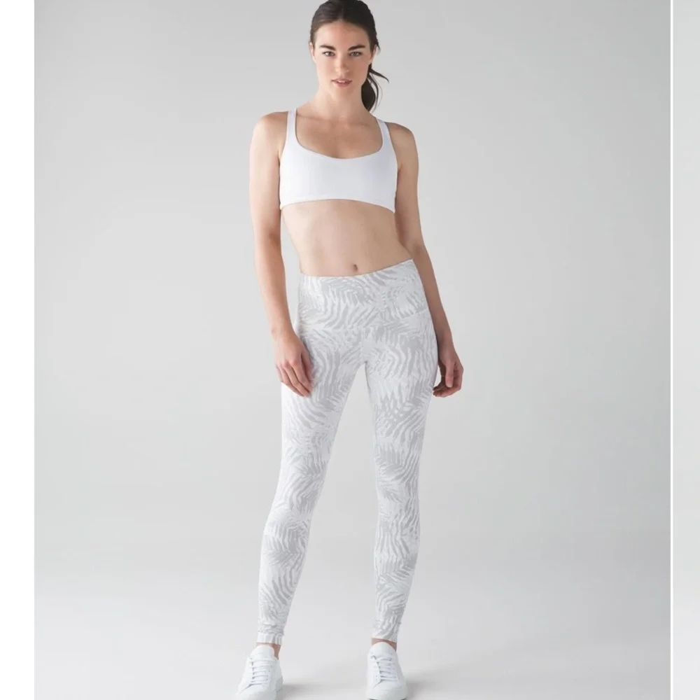 474 Lululemon Wunder Under High Rise LuxTreme – Palm Camo – Size 6